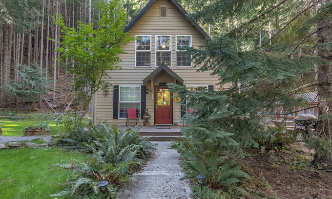 Enumclaw House | Elk Crossing Cozy Cabin at Crystal Mountain by RedAwning