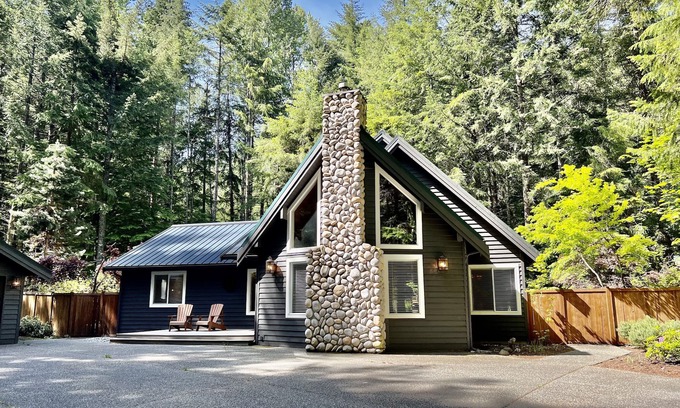Enumclaw House | Elk Meadow Chalet - Premier Mountain Home - Mt Rainier & Crystal Mountain