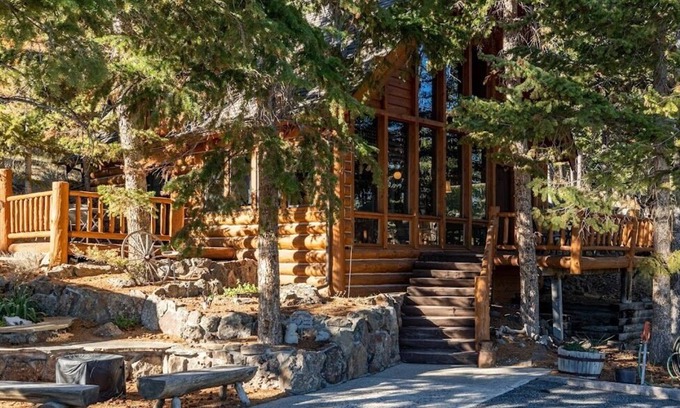 Wapiti House | Elk Road Cabin- Magnificent Mountain Views!