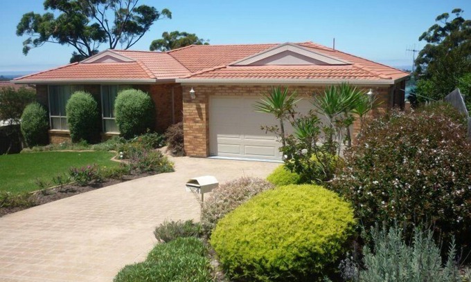 Merimbula Cabin | Ella Bleu: 3 bedroom home, so close to town.