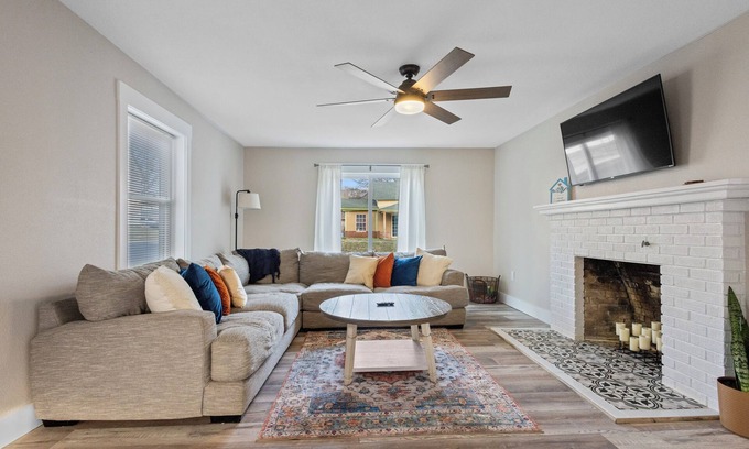 Siloam Springs House | Elle Housen4 Bedroom House in Historic Downtown Siloam Springs