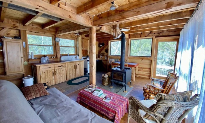 Champion Cabin | Ellens’s Cabin Where comfort meets wilderness, remote yet cozy