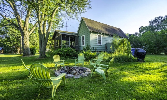 Three Oaks House | Ellie`s Cottage with Cherry Beach