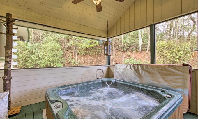 Ellijay House | Ellijay Cabin with Porch and Private Hot Tub!