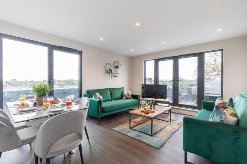 Gloucester Apartment | Elliot Oliver - Stunning Three Bedroom Penthouse With Large Terrace & Parking
