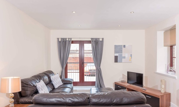 Ayr Apartment | Elliot Suite No2 - Donnini Apartments