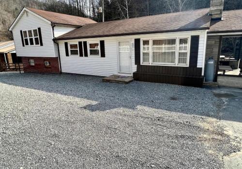 Gilbert House | Ellis House Trail Lodging Sleeps 16