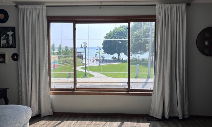 Clear Lake Apartment | Elly's Downtown Lakeview Loft