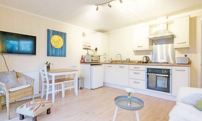 Chichester Cottage | Elm Lodge - a lodge/cabin that sleeps 3 guests in 1 bedroom
