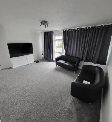 Elm Park House | Elm Park Home with Garden & Parking
