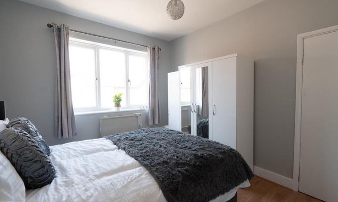 Woking Apartment | Elmcroft Apartment - 10 Mins Walk to Woking Town Centre