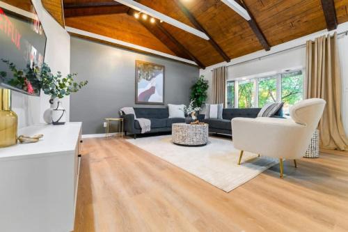 Elmhurst House | Elmhurst 3BR House with Modern Farmhouse Charm