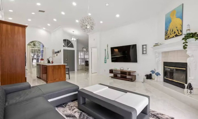 Pinellas Park House | Elmhurst Getaway Home w/screened POOL