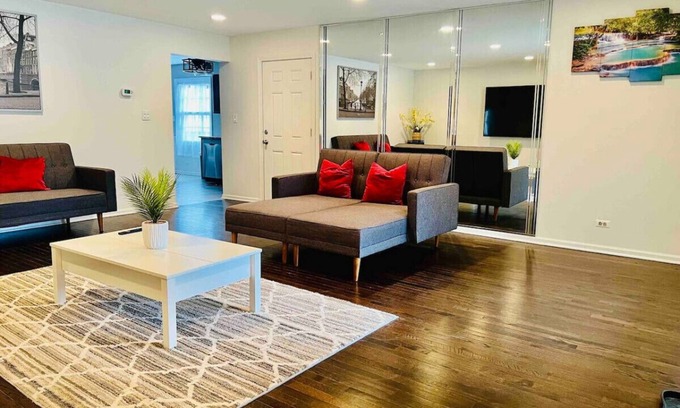 Elmhurst House | "Elmhurst Oasis: Extended O'Hare Stay"