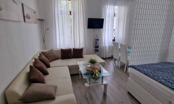 Altlindenau Apartment | Elster suite - in a listed Wilhelminian style building near the city center