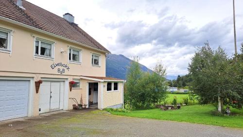 Breim Bed & Breakfast | Elvebakk Bed & Breakfast