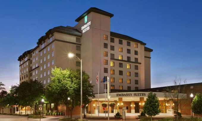 Downtown Lincoln Hotel | Embassy Suites Lincoln