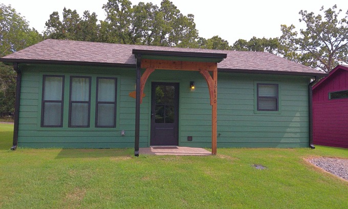 Hulbert Cabin | Emerald Cabin Retreat by Ft. Gibson Lake