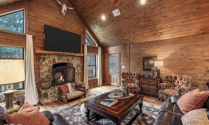 Shreveport House | Emerald Isle Lakefront Lodge with Hot Tub