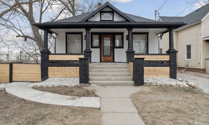 Lansing House | Emerald Square I Minutes to Downtown I 4 King Beds
