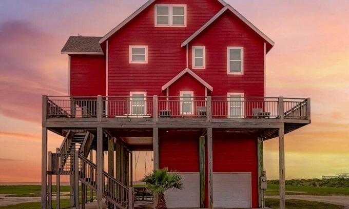 Gilchrist House | Emerald Sunset, Sleeps 18, Bay View, Dog Friendly
