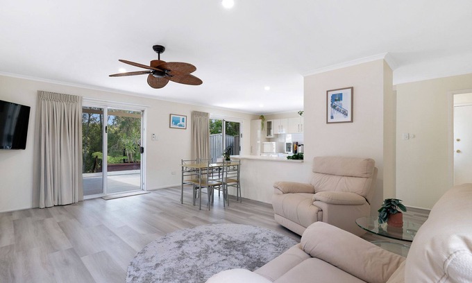 Helensvale House | Emily Oasis - Serene Oasis by the Creek