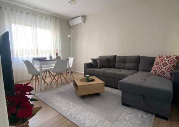 Elbasan Apartment | Emmas Place- Apartamenti modern por miqesor ne qender te Elbasanit