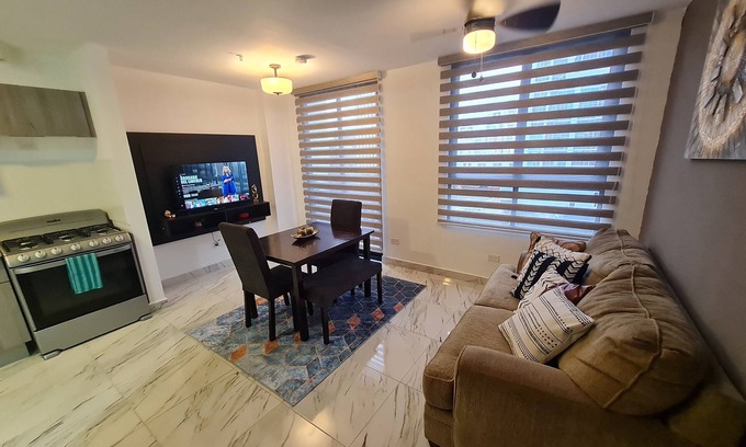 Tumba Vieja Apartment | En el Corazón del Area Bancaria, Lugares de Interes a Metros del Apartamento