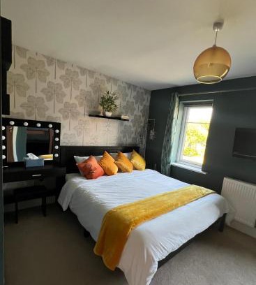 Sheffield House | En-suite Room with Super King Size Bed - Free Wifi - Free Parking