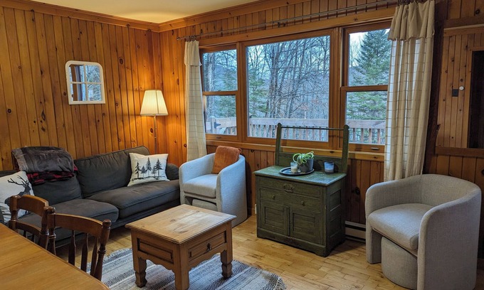Les Pays-d'en-Haut Regional County Municipality Ski Chalet | Enchanted chalet with Hot Tub near Saint Sauveur