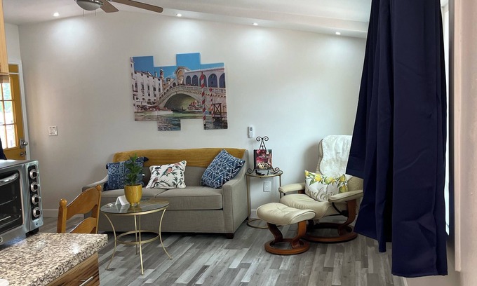 La Loma Apartment | Enchanted Venetian Loft/entire 2nd floor