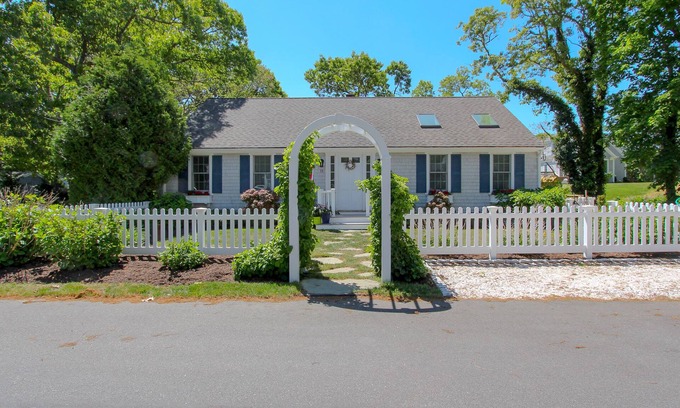 Osterville House | Enchanting 2 Bedroom Cottage - 1 block to Village Center-BEACH PASS-Weekly only