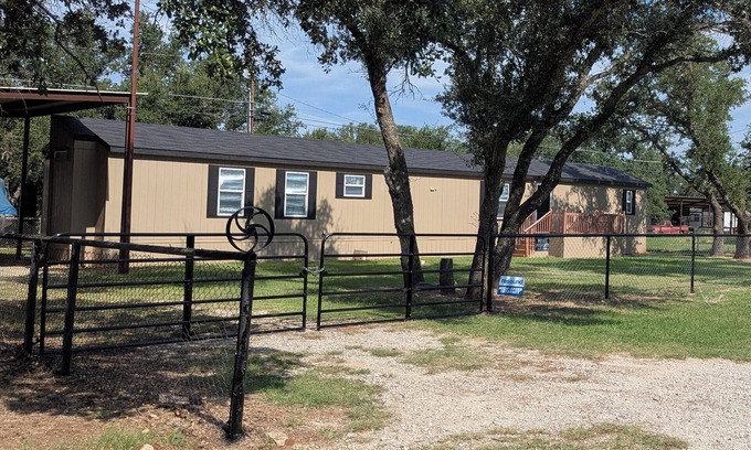 May House | Enchanting 3-bedroom home blocks away from Lake Brownwood