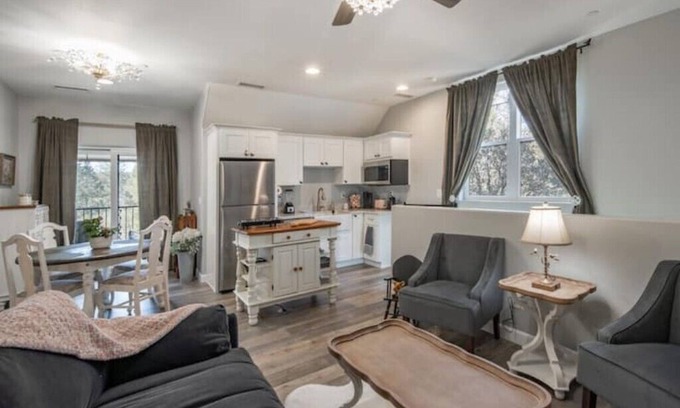Prescott Apartment | Enchanting Fawn Chalet in the Pinesn