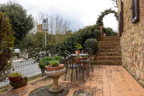 Abbadia a Isola Apartment | Enchanting Flat with Patio in Abbadia a Isola