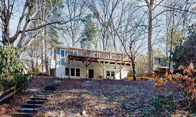 Lake Junaluska House | Enchanting lakeside retreat with community pool, tennis, deck & dog-friendly