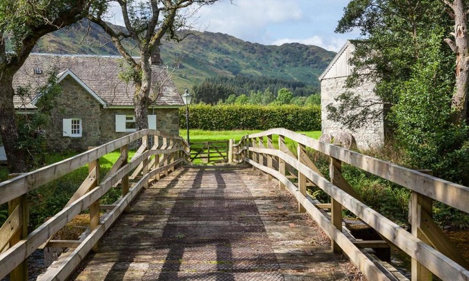 St Fillans House | Enchanting,rustic, Dundurn Mill with stunning views and private river