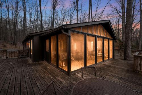 Berkeley Springs House | Enchanting Woodland Cabin Retreat near Cacapon River in West Virginia