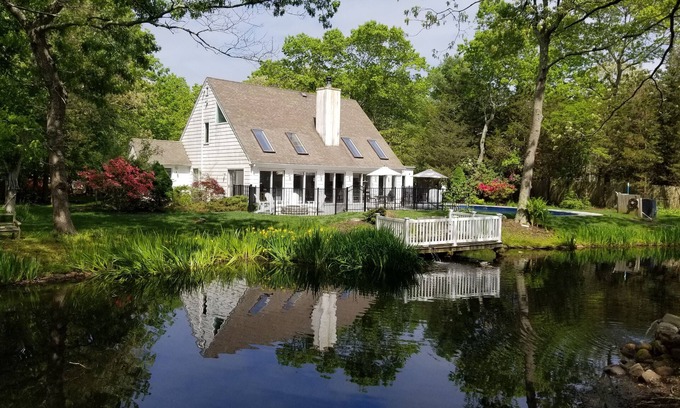 East Hampton North House | End of Cul De Sac Nice Bike Ride to Main Beach on back roads. Pond Setting.