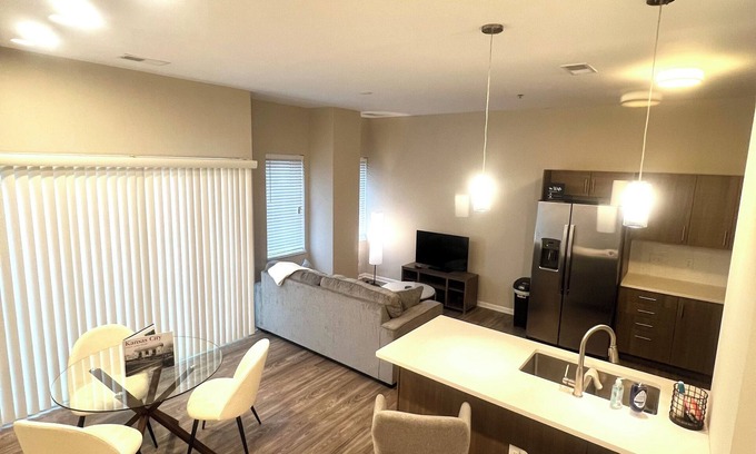 Broadway Gillham Apartment | End of Summer Deal! NO DEPOSIT! -Modern 1 Bdrm, 1 Bath, 2 BEDS Midtown KC