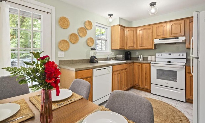 Countryside House | End Unit Townhome with in No VA, 40 Mins to DC, Pets OK
