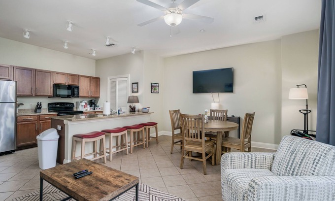 Tuscaloosa Condo | End Zone: Walk to Bryant-Denny! 2BR/2BA Condo with Rooftop Patio