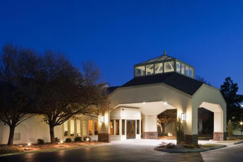 Topeka Hotel | Endeavor Inn & Suites, Trademark Collection by Wyndham