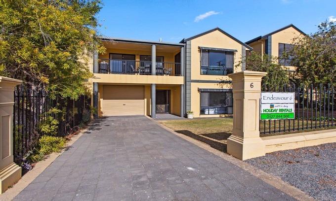 Lake Wangary House | Endeavour 6 is a Large Property - Ideal for Families, or a large group of friends. Close to Boat Ramp, Secure Rear Yard