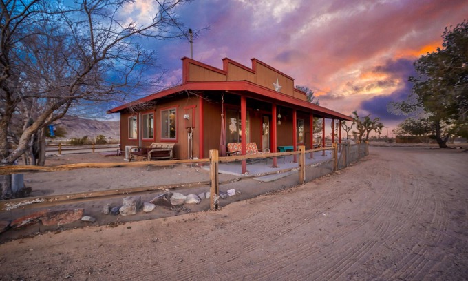 Landers House | Endless vistas on 5 Tree-filled Acres. Your peace and quiet under starry skies.