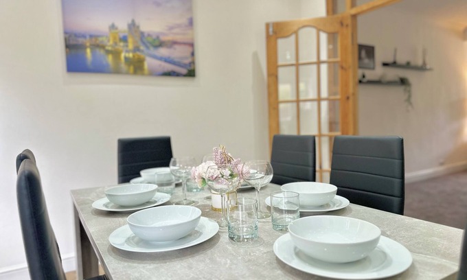 Enfield Highway House | Enfield’s Spacious Hidden Gem+ WIFI + Parking + Garden space