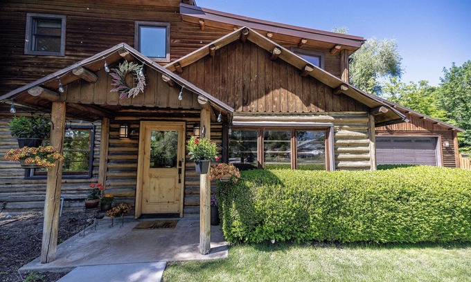 Holladay Bed & Breakfast | Engen Hus Bed and Breakfast