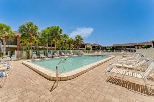 Englewood South Apartment | Englewood Condo Less Than 3 Mi to the Beach and Golfing!