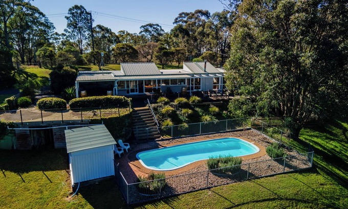 Lovedale House | Englewood Ridge, country house in the vines on 25 acres. Pet Friendly