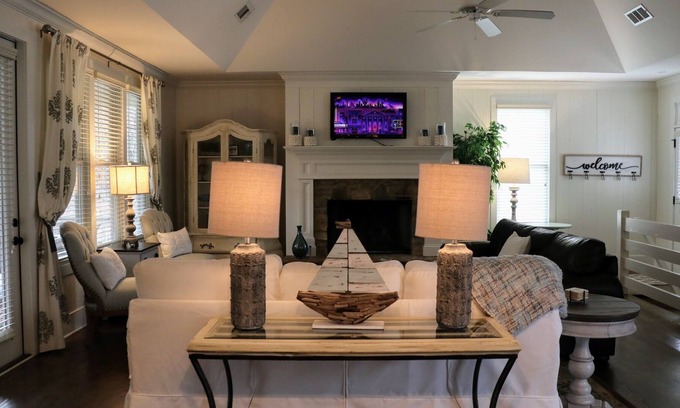 Reynolds Landing House | Enjoy 4 bedroom golf views at Porchview Manor